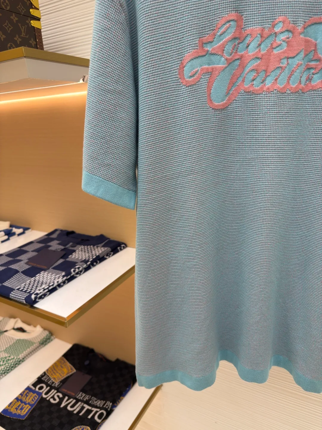 LOUIS VUITTON dolphin jacquard woolen short sleeves ●Authentic product: purchased and developed by 9150 ●Item number: 1680286-A75 ●Fabric: combed cotton ●Technology: jacquard ●Version: fitted version ●Weight: about 355 grams ●Size: XS-S-M-L ●Description: The yarn is made of 2 strips of 2/60 combed cotton on the bottom + 5 strips of polyester + 1 strip of high-elastic stretch frame. The loom is a 14-needle STOLL machine imported from Germany. Each piece of weaving takes 390 minutes. Due to the particularity of this weave, the stability requirements of the machine are very high, and many machines cannot do it. The weaving time is very long, and it is easy to have pieces when weaving the piece, and the loss will be very large. The overall wiring is straight and delicate, the fabric is comfortable and soft, and the color is consistent and has no color difference. It can be matched with the same style to create a fashionable look, and can be used in various occasions. Customized accessories, complete with three standards, same style for men and women!